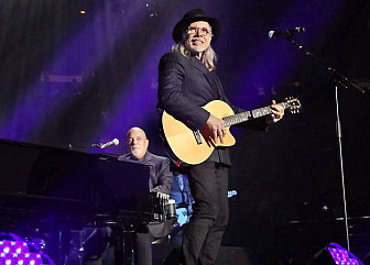 Elliott performing "Walk On The Wild Side" with Billy Joel at Madison Square Garden, November 10, 2018