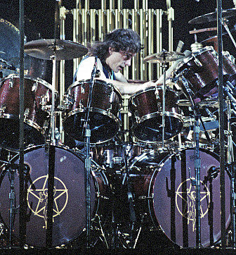 Peart in the groove on the Permanent Waves tour in 1980. Courtesy Bill O'Leary - see more of his photos <a href="https://www.songfacts.com/blog/writing/rock-photos-from-golden-age-of-concert-photography" target="_blank">here</a>.