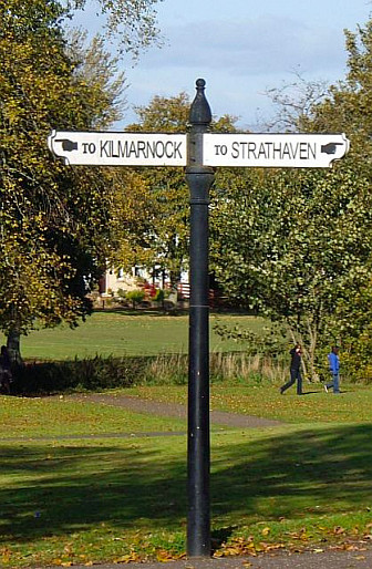 The famous Eaglesham Fingerpost points the way to Kilmarnock<br>Photo: Kenneth Mallard, <a href="https://www.geograph.org.uk/photo/1530094" target="_blank">Geograph Project</a>, cc-by-sa/2.0