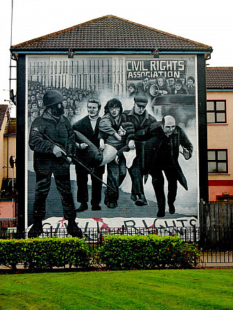Mural in Derry, Bogside, showing Bloody Sunday victim Jack Duddy carried away from the scene.<br>Photo: <a href="https://www.geograph.org.uk/photo/3733102" target="_blank">Joseph Mischyshyn</a>, Geograph Project, CC 2.0