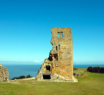 View of Scarborough Castle, North Yorkshire, England<br>Photo: habiloid, <a href="https://www.geograph.org.uk/photo/6907031" target="_blank">Geograph Project</a>, CC 2.0
