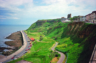 Clarence Gardens and Scarborough Castle<br>Photo: Jeff Buck, <a href="https://www.geograph.org.uk/photo/5219937" target="_blank">Geograph Project</a>, CC 2.0