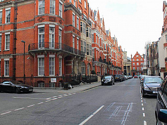 The junction of Red Place and Green Street in Mayfair, Westminster, London<br>Photo: <a href="https://m.geograph.org.uk/photo/2377065" target="_blank">David P Howard</a>, Geograph Project, CC 2.0