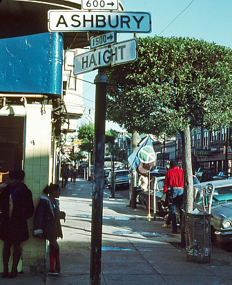 Haight-Ashbury in San Francisco, 1969<br>Photo: <a href="https://commons.wikimedia.org/wiki/File:1969,_the_year_after..._-_panoramio.jpg">Paul Dober</a>, <a href="https://creativecommons.org/licenses/by/3.0">CC BY 3.0</a>, via Wikimedia Commons