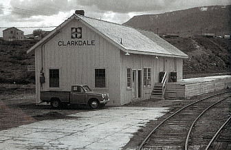 The Clarkdale depot on the Santa Fe Railway line, 1968<br>Photo: <a href="https://www.flickr.com/photos/verdecanyonrailroad/6426303827/" target="_blank">Verde Canyon Railroad</a>, via Flickr, CC 2.0