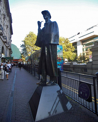 The Sherlock Holmes statue outside Baker Street Station<br>Photo: <a href="https://m.geograph.org.uk/photo/5112945" target="_blank">David Howard</a>, Geograph Project, CC 2.0