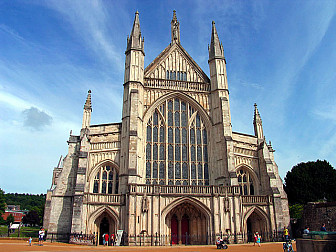 Winchester Cathedral exterior<br>Photo: <a href="https://m.geograph.org.uk/photo/188467" target="_blank">Pam Brophy</a>, Geograph Project, CC 2.0