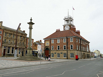 Stockton Town Hall, at the heart of High Street<br>Photo: <a href="https://www.geograph.org.uk/photo/6083426" target="_blank">Malc McDonald</a>, Geograph Project, CC 2.0