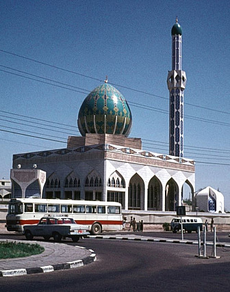 Mosque in Baghdad c 1973<br>Photo: Wiki Commons, unknown photographer