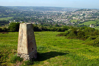Solsbury Hill overlooking Bath<br>Photo: <a href="https://www.geograph.org.uk/photo/185021" target="_blank">Iain Macaulay</a>, Geograph Project, CC 2.0