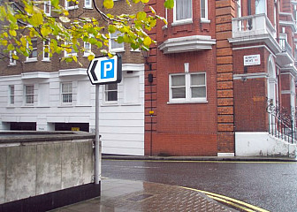Berkeley Mews<br>Photo: <a href="https://www.geograph.org.uk/photo/1050450" target="_blank">Basher Eyre</a>, Geograph Project, CC 2.0