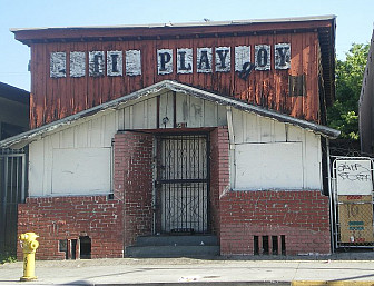 The less glamorous side of Los Angeles<br>Photo: <a href="https://commons.wikimedia.org/wiki/File:Deteriorated_Building,_3585_Cesar_Chavez_Ave.,_Los_Angeles.JPG">Los Angeles</a>, <a href="https://creativecommons.org/licenses/by-sa/4.0">CC BY-SA 4.0</a>, via Wikimedia Commons