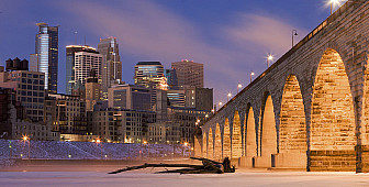 Stone Arch Bridge, downtown Minneapolis<br>Photo: Jdkoenig, Wiki Commons