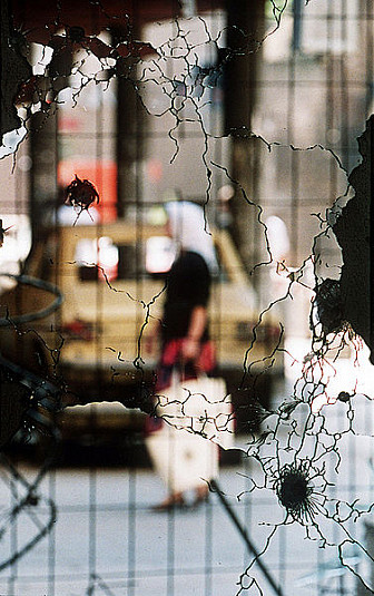 Bullet-shattered mirror in Sarajevo c 1996<br><a href="https://commons.wikimedia.org/wiki/File:Evstafiev-bosnia-sarajevo-shattered-mirror.jpg">Photo: Mikhail Evstafiev</a>, <a href="http://creativecommons.org/licenses/by-sa/3.0/">CC BY-SA 3.0</a>, via Wikimedia Commons