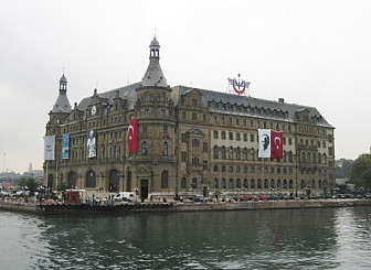 Haydarpasa Terminal from the Sea of Marmara<br>Photo: <a href="https://commons.wikimedia.org/wiki/File:Haydarpasha_train_station_istanbul.jpg">Christian Koehn (fragwürdig)</a>, <a href="http://creativecommons.org/licenses/by-sa/3.0/">CC BY-SA 3.0</a>, via Wikimedia Commons