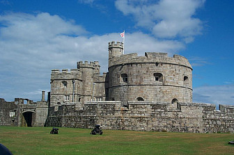 Pendennis Castle keep near Falmouth, Cornwall, c 2002<br>Photo: Willhsmit, via Wiki Commons