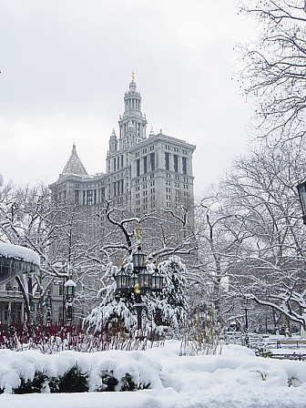 Manhattan Muncipal Building in the winter of 2005<br>Photo: <a href="https://flickr.com/photos/85772405@N00/9825182" target="_blank">Ivailo Dochkov</a>, via Flickr, CC 2.0