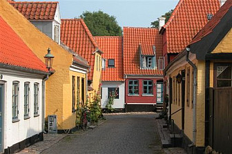 Village in Denmark<br>Photo: <a href="https://commons.wikimedia.org/wiki/File:Gyden,_%C3%86r%C3%B8sk%C3%B8bing.jpg">Erik Christensen</a>, <a href="https://creativecommons.org/licenses/by-sa/3.0">CC BY-SA 3.0</a>, via Wikimedia Commons