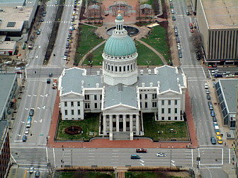 Old Courthouse, St. Louis<br>Photo: <a href="https://commons.wikimedia.org/wiki/File:Old_Courthouse_St._Louis.jpg">Maha</a>, <a href="https://creativecommons.org/licenses/by/2.5">CC BY 2.5</a>, via Wikimedia Commons