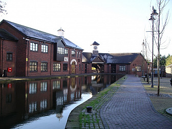 Coventry Canal in the Canal Basin, Coventry, England<br>Photo: <a href="https://commons.wikimedia.org/wiki/File:Coventry_Canal_basin_-_southern_end_of_canal_19n06.jpg">Snowmanradio</a>, <a href="https://creativecommons.org/licenses/by-sa/2.5">CC BY-SA 2.5</a>, via Wikimedia Commons