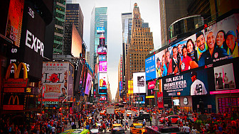 Bustling Times Square<br>Photo: ahundt, Pixabay