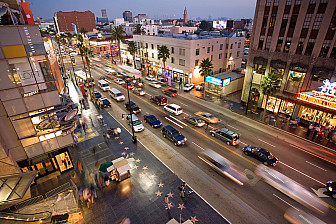 Hollywood Boulevard at sunset<br>Photo: <a href="https://commons.wikimedia.org/wiki/File:Hollywood_boulevard_from_kodak_theatre.jpg">Diliff</a>, <a href="https://creativecommons.org/licenses/by-sa/3.0">CC BY-SA 3.0</a>, via Wikimedia Commons