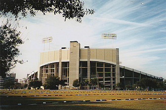 Tampa Stadium c 1999<br>Photo: <a href="https://commons.wikimedia.org/wiki/File:Tampa_Stadium1.jpg">Zeng8r</a>, <a href="https://creativecommons.org/licenses/by/3.0">CC BY 3.0</a>, via Wikimedia Commons