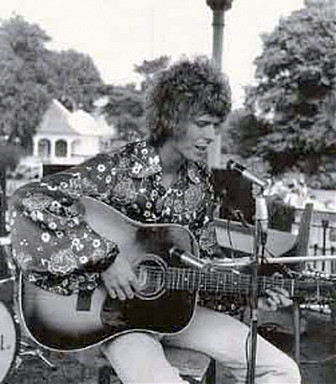 David Bowie performs at Croydon Road, August 16, 1969<br>Photo: David Bebbington at <a href="https://www.beckenhamhistory.co.uk/davidbowie-beckenham-free-festival" target="_blank">BeckenhamHistory.co.uk</a>