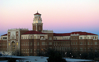 Texas Tech University in Lubbock<br>Photo: <a href="https://commons.wikimedia.org/wiki/File:TTU_English_Philosophy_Building.jpg">Johan Hendrikse</a>, <a href="http://creativecommons.org/licenses/by-sa/3.0/">CC BY-SA 3.0</a>, via Wikimedia Commons