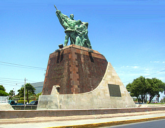 Founder's Monument, Nuevo Laredo<br>Photo: <a href="https://commons.wikimedia.org/wiki/File:Monumento_Fundadores_Nuevo_Laredo.jpg">AMAPO</a>, <a href="https://creativecommons.org/licenses/by/3.0">CC BY 3.0</a>, via Wikimedia Commons