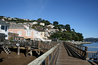 Sausalito waterfront<br>Photo: <a href="https://commons.wikimedia.org/wiki/File:Sausalito_California.jpg">Brocken Inaglory</a>, <a href="https://creativecommons.org/licenses/by-sa/4.0">CC BY-SA 4.0</a>, via Wikimedia Commons