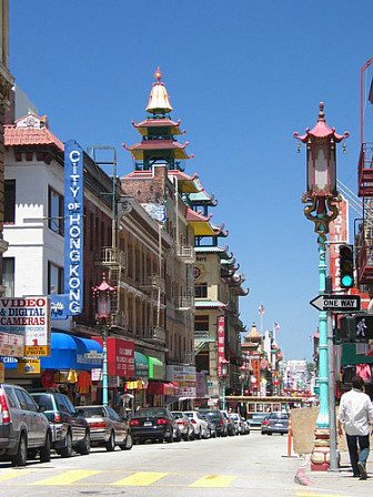 Chinatown in San Francisco<br>Photo: <a href="https://commons.wikimedia.org/wiki/File:SF_Chinatown_CA.jpg">Daniel Schwen</a>, <a href="https://creativecommons.org/licenses/by-sa/2.5">CC BY-SA 2.5</a>, via Wikimedia Commons
