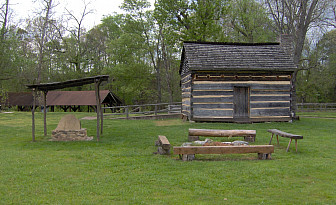 A replica of Davy Crockett's birth cabin at Davy Crockett State Park in Tennessee<br>Photo: <a href="https://commons.wikimedia.org/wiki/File:Davy-crockett-birth-cabin1.jpg">Brian Stansberry</a>, <a href="https://creativecommons.org/licenses/by/3.0">CC BY 3.0</a>, via Wikimedia Commons
