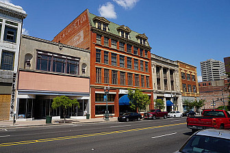 Texas Street in Shreveport<br>Photo: <a href="https://commons.wikimedia.org/wiki/File:Shreveport_September_2015_031_(Texas_Street).jpg">Michael Barera</a>, <a href="https://creativecommons.org/licenses/by-sa/4.0">CC BY-SA 4.0</a>, via Wikimedia Commons