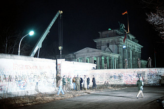Removing section of the Wall, December 21, 1989<br>Photo: National Archives