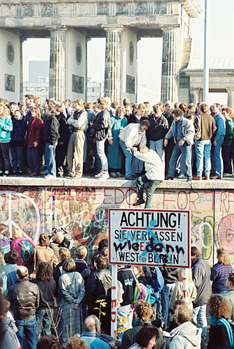 The wall comes down<br>Photo: <a href="https://commons.wikimedia.org/wiki/File:BerlinWall-BrandenburgGate.jpg">Sue Ream</a>, <a href="https://creativecommons.org/licenses/by/3.0">CC BY 3.0</a>, via Wikimedia Commons