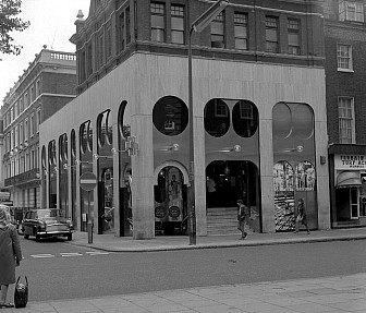 Chelsea Drugstore in the 1970s, 49 Kings Road, West London<br>Photo: Royal Borough of Kensington and Chelsea Libraries)